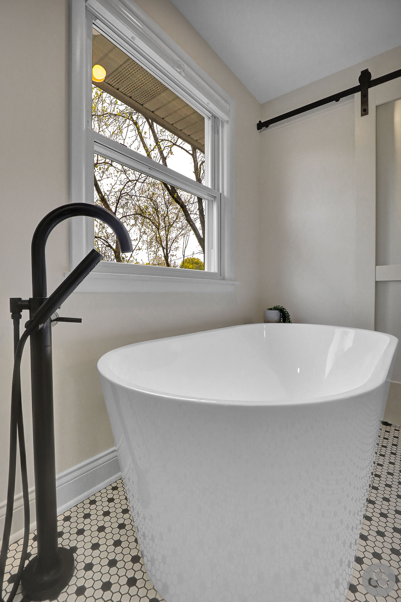 Roland-Bathroom_2023-09-15-LandingPage-10