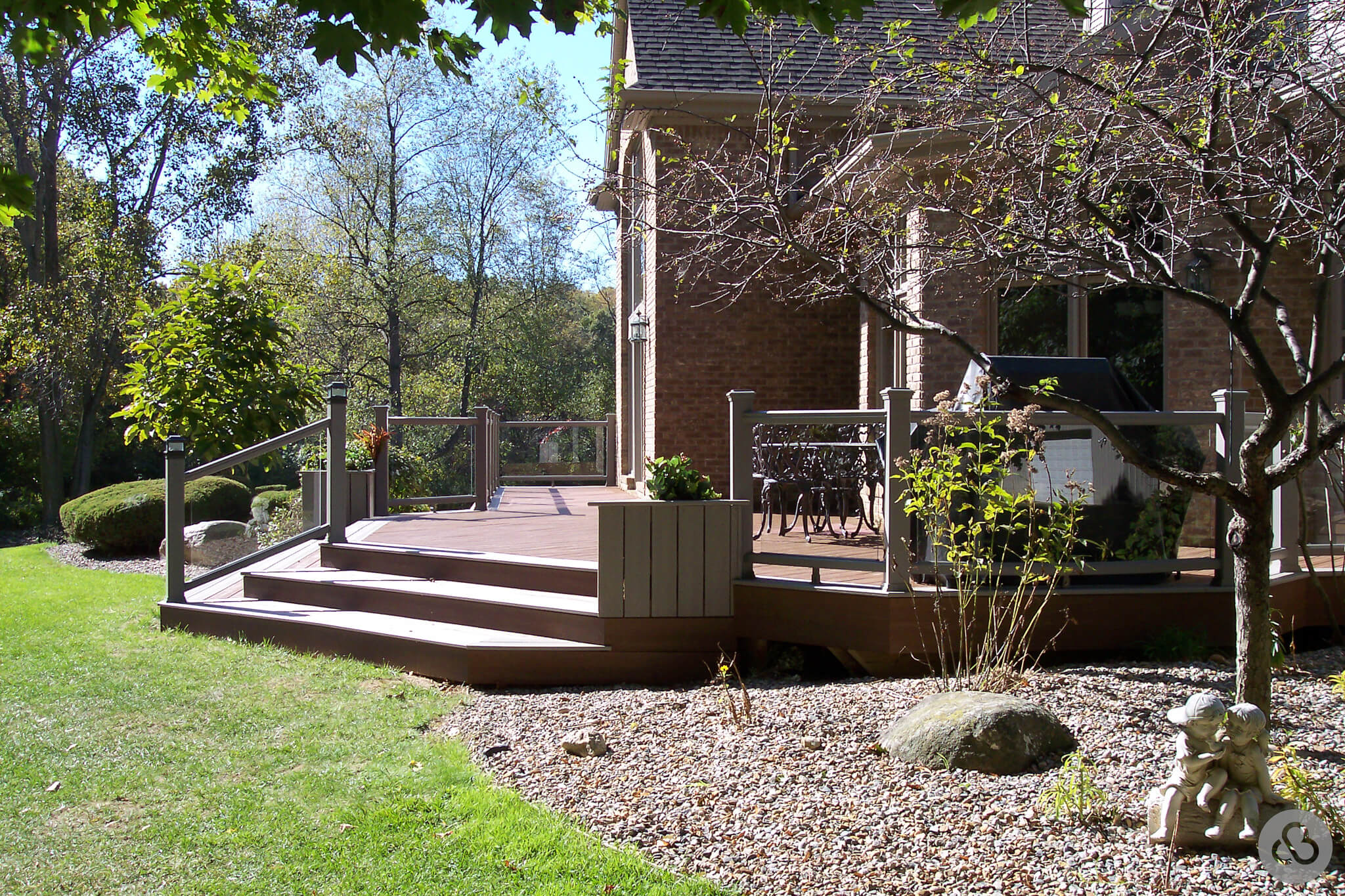 Composite-Glass-Rail-Deck_2023-09-15-LandingPage-02