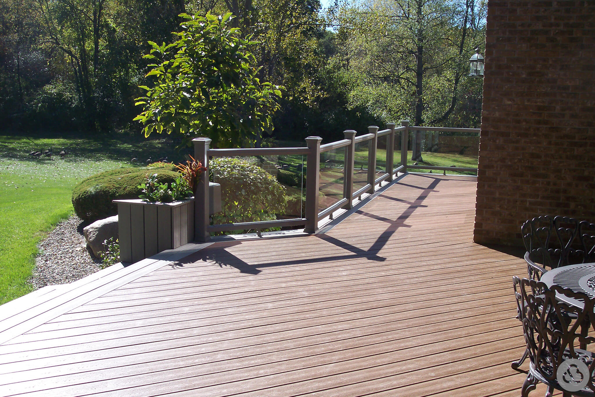 Composite-Glass-Rail-Deck_2023-09-15-LandingPage-03